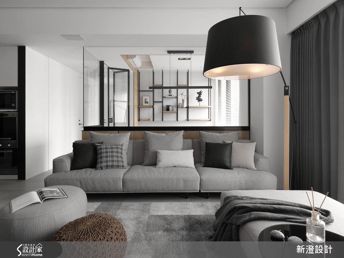 52 坪居家，設計師引用經典的黑白色調，在低彩主調中